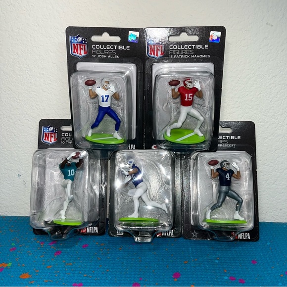 New Collection of 5 NFL figures 2023 Patrick Mahomes Dak Prescott Josh Allen etc - Picture 1 of 9